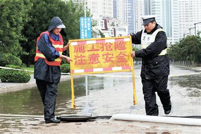 青島交警泡水中執勤 警服內外全濕透