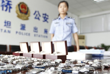 價值十萬名表僅賣千元 假冒名表專家難辨真偽