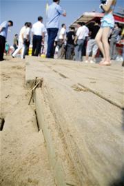前海一線浴場集體整容 棧橋沙灘漂浮無數垃圾
