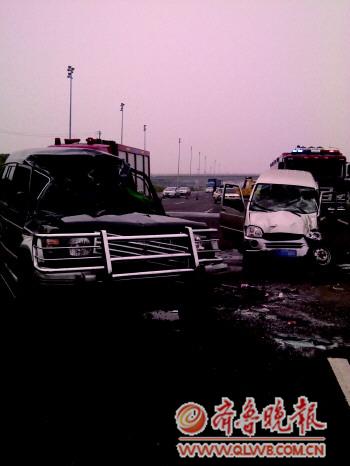 失控越野環灣大道玩空翻 飛越綠化帶迎頭撞面包車