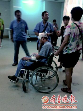 失控越野環灣大道玩空翻 飛越綠化帶迎頭撞面包車
