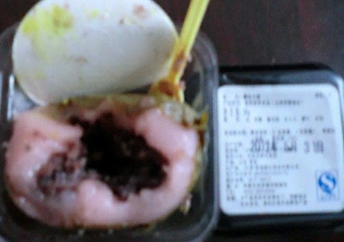 遠賀屋糕點柜吃出刺鼻霉變物 回應(yīng)稱無添加劑