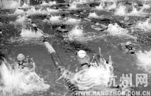 由于夏天游泳人數過多，有些游泳館限定進場人數。攝影 韓丹