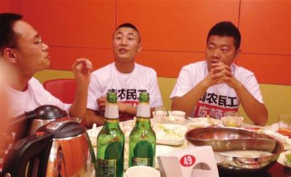請農(nóng)民工吃頓飯項(xiàng)目組來青島 臺風(fēng)中救人3勇士被請吃羊肉