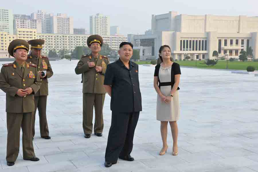 金正恩夫妻向金日成及金正日銅像獻花