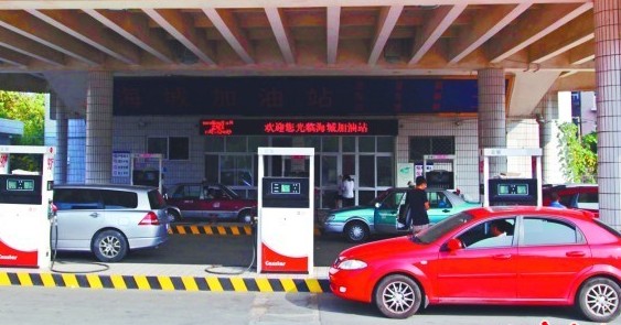 南京路一民營加油站油價有優惠，不少車輛正在加油。