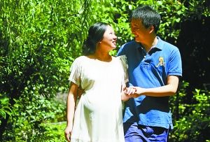 劉拯江陪著妻子吳云霞在小區里散步。