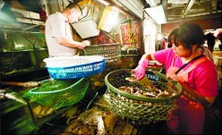青島南山海貨市場上演搶鮮大戰(zhàn) 本地螃蟹剛落地被搶光 青島南山海貨市場上演搶鮮大戰(zhàn) 本地螃蟹剛落地被搶光