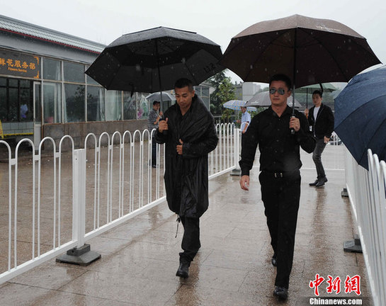 陶偉追悼會現場直擊 生前好友眾球迷雨中送別