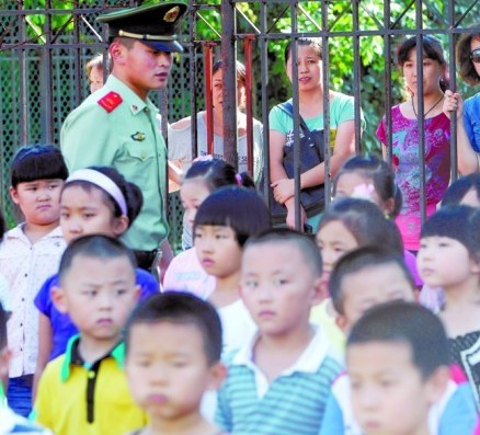 青島小學新生軍訓:不動就達標 站10分鐘就休息
