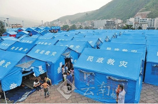 彝良縣城廣場安置點，災民住進帳篷。