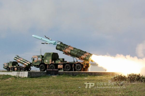 資料圖：南海艦隊(duì)某機(jī)動(dòng)岸導(dǎo)團(tuán)正在某合同對(duì)海攻擊演練中實(shí)射導(dǎo)彈。