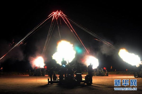南京軍區部隊夜間實射 司令員親自上陣指導
