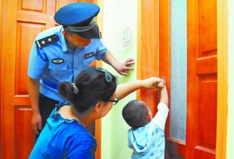 青島2歲男童將媽媽反鎖衛生間 民警遞錘子砸鎖解救