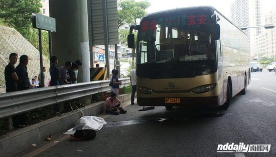 大巴高速路口違規上下客 撞死等車少女