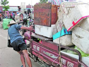 青島膠南暴雨留下一地泥巴垃圾 百余汽車車牌待認領