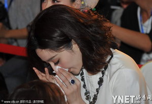 范冰冰白裙下方露小縫耍性格 疑似流鼻血致胸前現尷尬