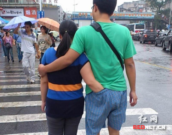 女生當街將手伸進男友褲內 網友吐槽衛生棉歪了