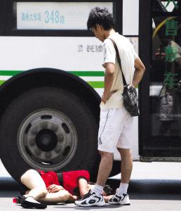 女生當街將手伸男友褲內 網(wǎng)友吐槽衛(wèi)生棉歪了