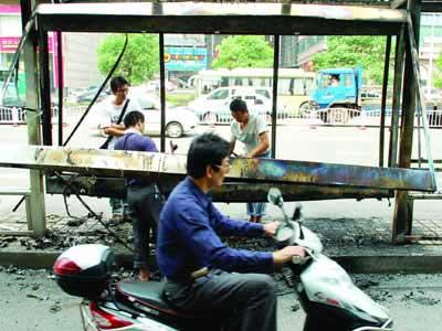 女生當街將手伸男友褲內 網友吐槽衛生棉歪了