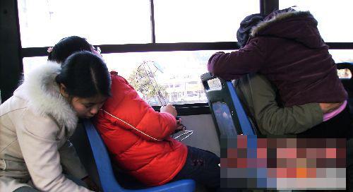 女生當街將手伸男友褲內 網友吐槽衛生棉歪了