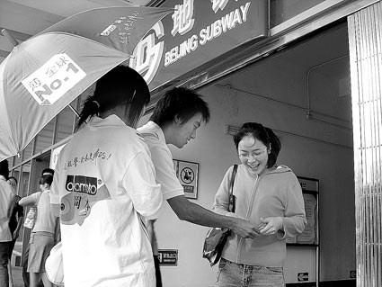 女生當街將手伸男友褲內 網友吐槽衛生棉歪了