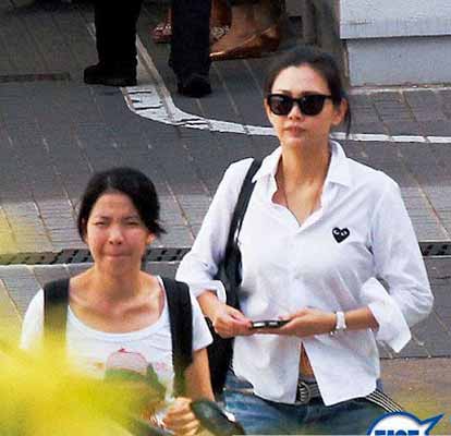 44歲邱淑貞接女兒放學
