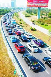 青島景區(qū)車(chē)流爆棚 交警重兵把守仍吃緊 青島景區(qū)車(chē)流爆棚 交警重兵把守仍吃緊