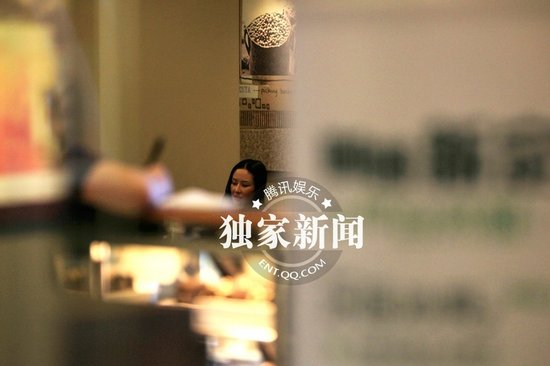 王學兵攜新歡小女友公開秀甜蜜