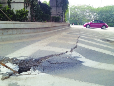 路面大面積下沉并出現裂縫。曹盧杰 攝