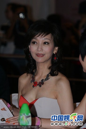 女星保養過度臉部僵硬似假人