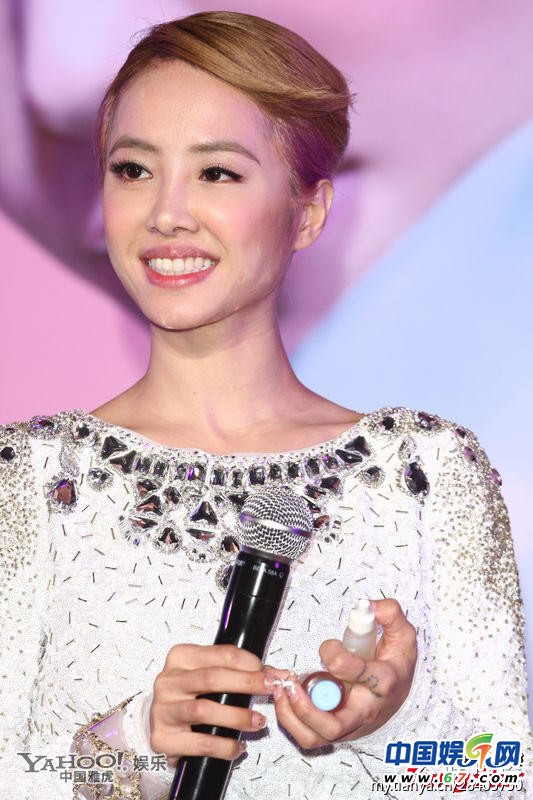 女星保養過度臉部僵硬似假人