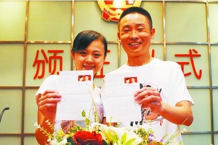 婚姻登記處，前來登記的新人扎堆。