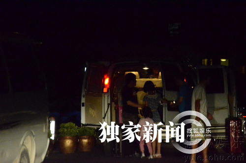 趙薇愛(ài)女小四月坐火車返京 獲豪華房車接站