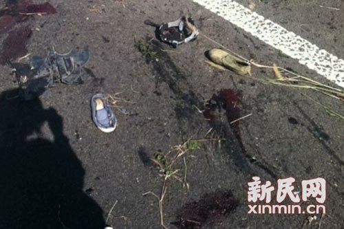 滬陜高速崇啟大橋一轎車沖向養護工人 致5死3傷