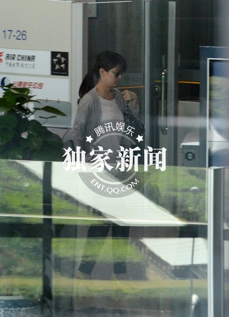 央視主持經(jīng)緯回京男友接機 曝男友系高干子弟