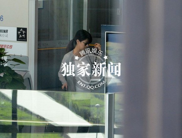 央視主持經緯回京男友接機 曝男友系高干子弟