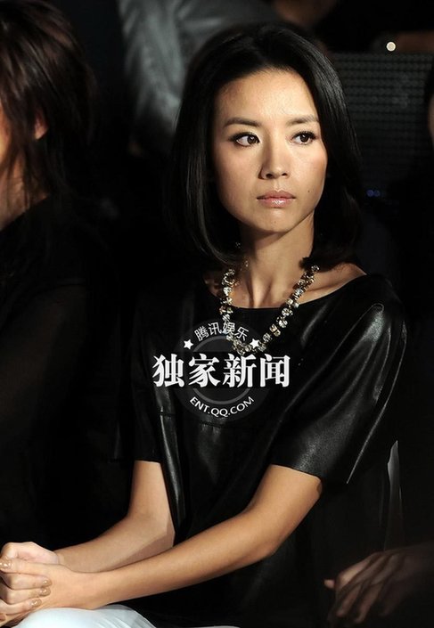 董潔現身哭泣談婚變 帶近20名黑衣保鏢護駕