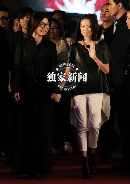 董潔現身哭泣談婚變 帶近20名黑衣保鏢護駕