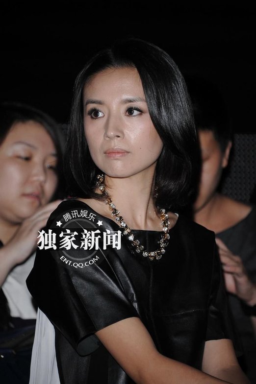 董潔現身哭泣談婚變 帶近20名黑衣保鏢護駕