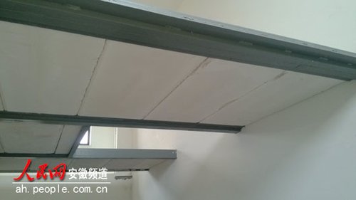 合肥一小區現“樓粉粉” 樓板遇水即散一掰就斷