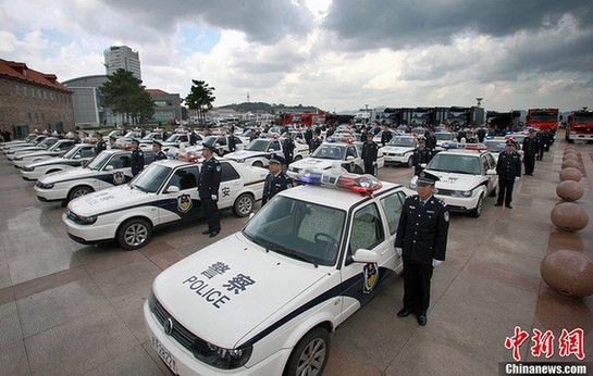 煙臺(tái)警方舉行多警種安保閱兵 隊(duì)列整齊場面壯觀