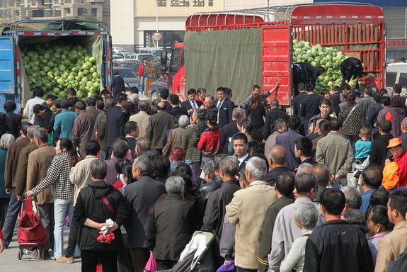 西安發放六萬斤免費菜 三小時吸引6000市民