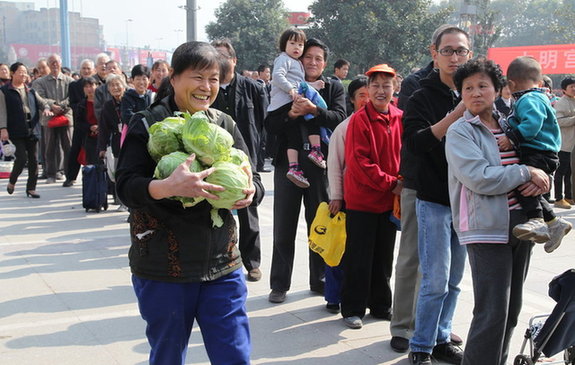 西安發放六萬斤免費菜 三小時吸引6000市民
