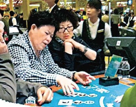 圖揭明星與父母的關系 吳秀波母親被送養老院難見兒子