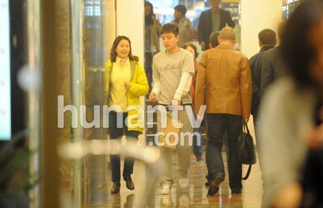 賈乃亮與岳母同行進餐 學習伺候愛妻李小璐的招數