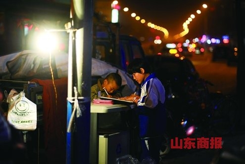 中國“攤二代”生活現(xiàn)狀:垃圾桶上寫作業(yè) 中國“攤二代”生活現(xiàn)狀:垃圾桶上寫作業(yè)