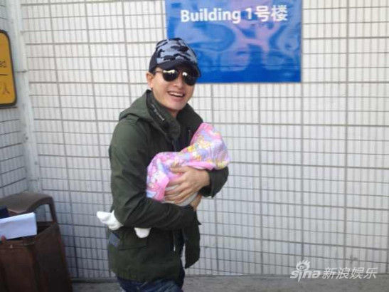 賈乃亮抱女兒做檢查姿勢標準 全程有人攝像