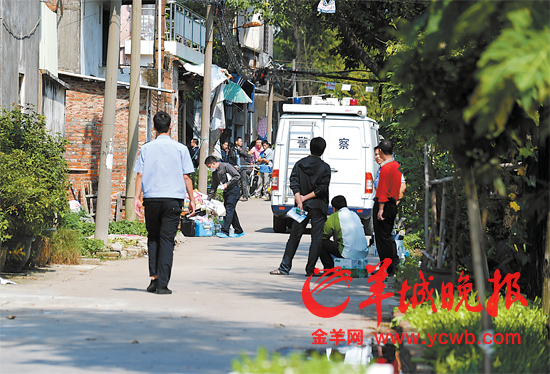 警方正在案發現場外勘察