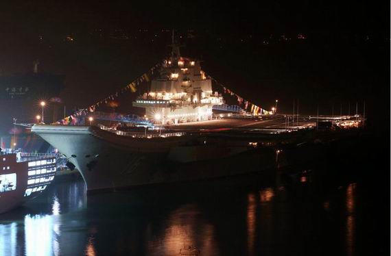 資料圖：夜間的遼寧艦。